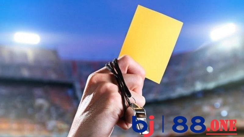 Quy định về phạt thẻ vàng xuất phát từ trọng tài người Anh Ken Aston