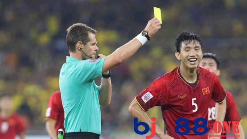 Bị thẻ vàng phạt bao nhiêu tiền với bóng đá Việt Nam hiện đang là 500.000 đồng